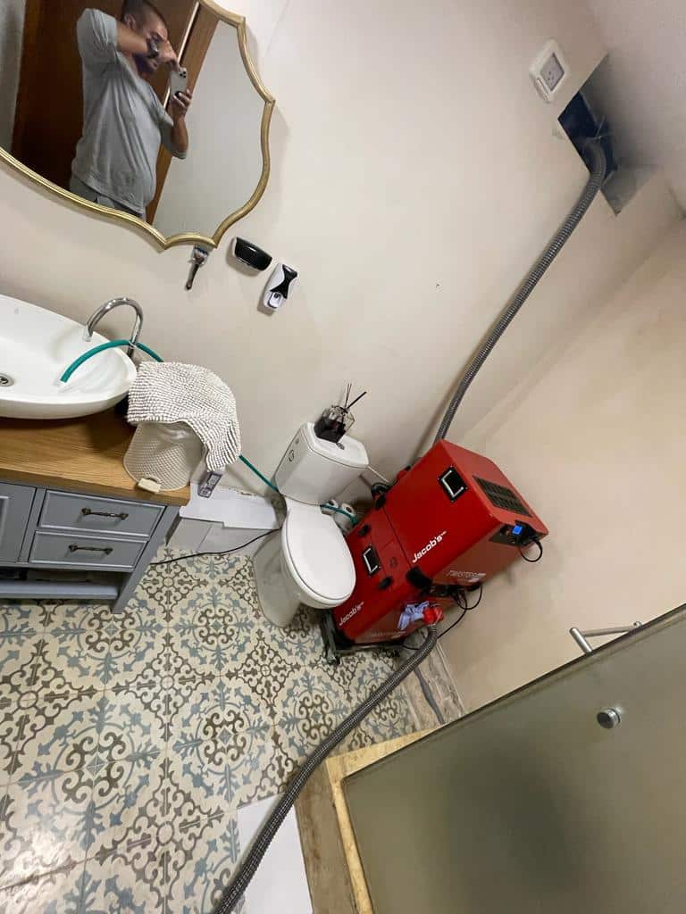 ייבוש מים כלואים מתחת למרצפות חדר הרחצה - עובש בקירות מרטיבות: סכנות בריאותיות ואיך מסירים לתמיד