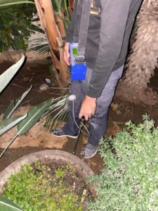 הפעלת מכשיר איתור נזילות באמצעות גז בחצר הבית