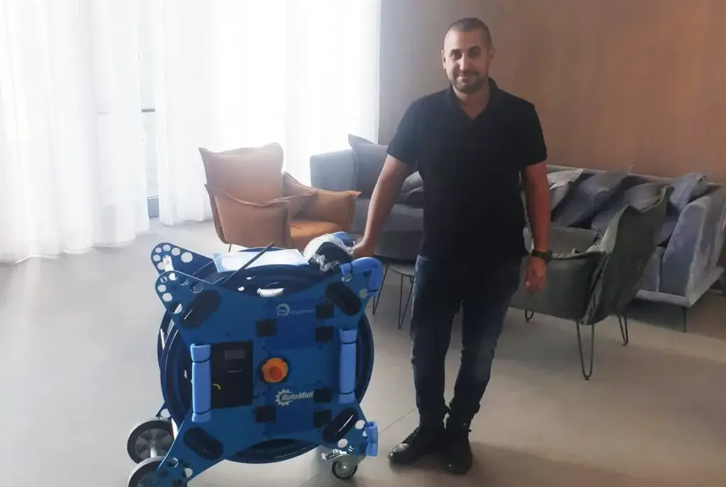 אושר לוי בעבודה עם מכשור איתור נזילות