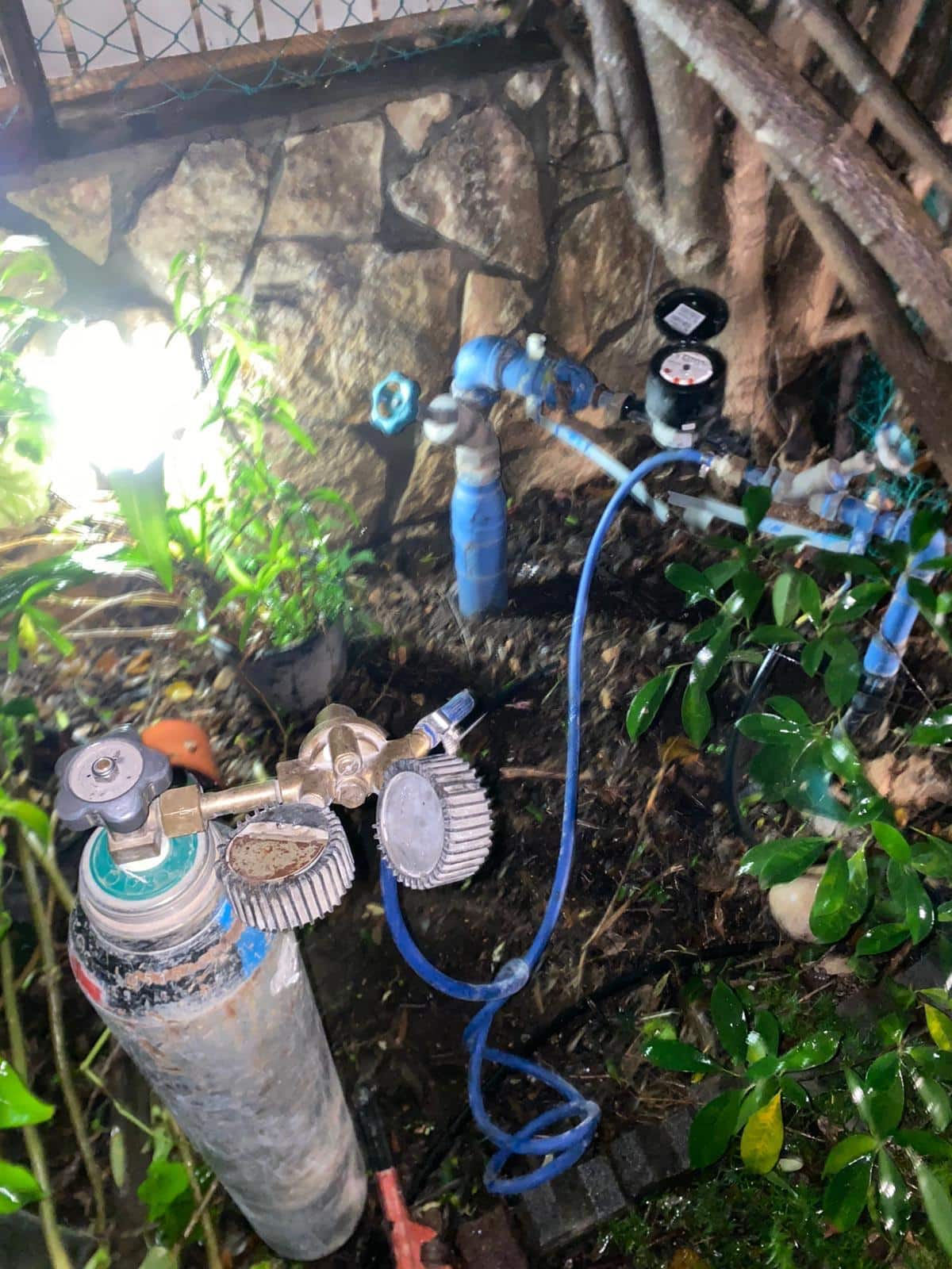 חיבור מכשיר איתור נזילות באמצעות גז בחצר הבית - איתור נזילות בגז: איך זה עובד ולמה זו השיטה המדויקת ביותר כיום?